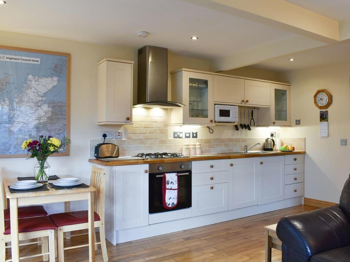 River Hot Tub Apartment Drumnadrochit