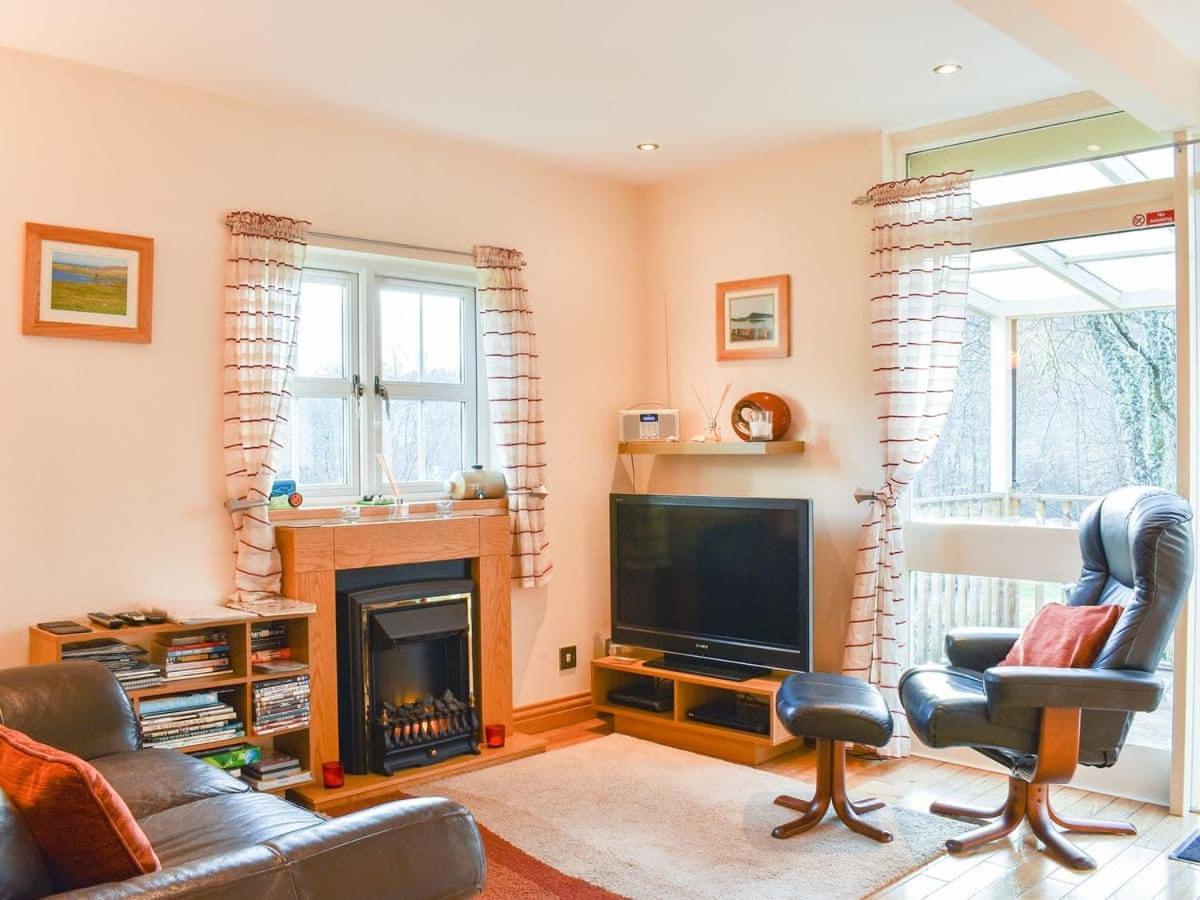 River Hot Tub Apartment Drumnadrochit