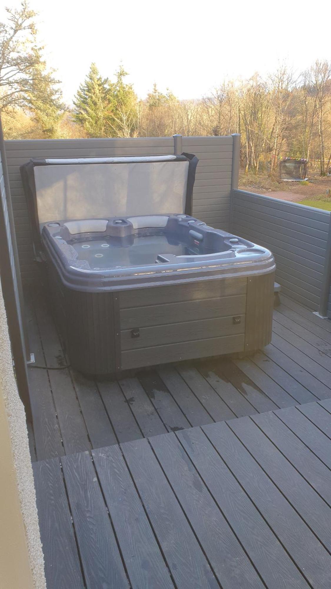 River Hot Tub Apartment